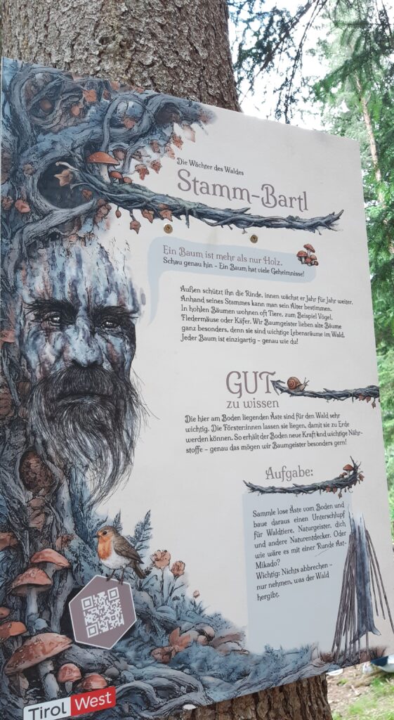 Tafel des Schutzwaldweges mit Portrait eines Baumgeistes von Alrun Lunger.